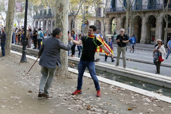 Barcellona, Catalogna, Spagna, 27 ottobre 2017: la gente celebra il voto per dichiarare l'indipendenza della Catalogna vicino al Parc de la Ciutadella — Foto Stock