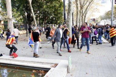 Barcelona, Catalonia, İspanya, 27 Ekim 2017: insanlar kutluyor Catalunya yakınındaki Parc de la Ciutadella bağımsızlığı ilan etmek oy