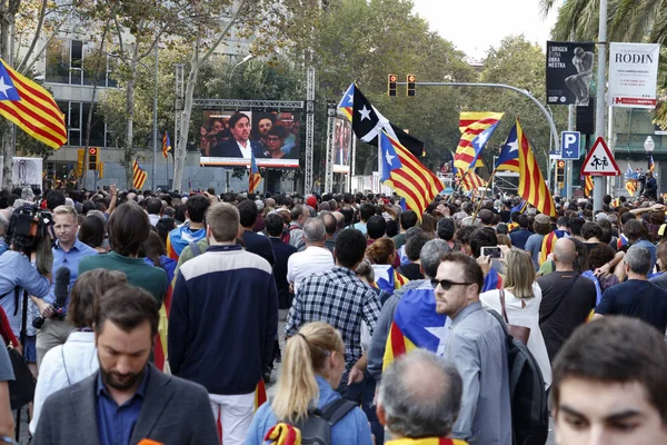 Барселона, Каталонія, Іспанія, 27 жовтня 2017: люди святкує голосувати оголосити незалежності Каталонії поблизу парку Сьютаделла де ла — стокове фото