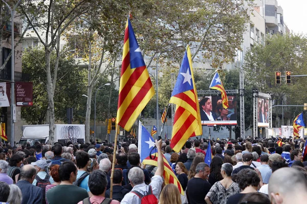 Barcelona, Catalonia, İspanya, 27 Ekim 2017: insanlar kutluyor Catalunya yakınındaki Parc de la Ciutadella bağımsızlığı ilan etmek oy — Stok fotoğraf