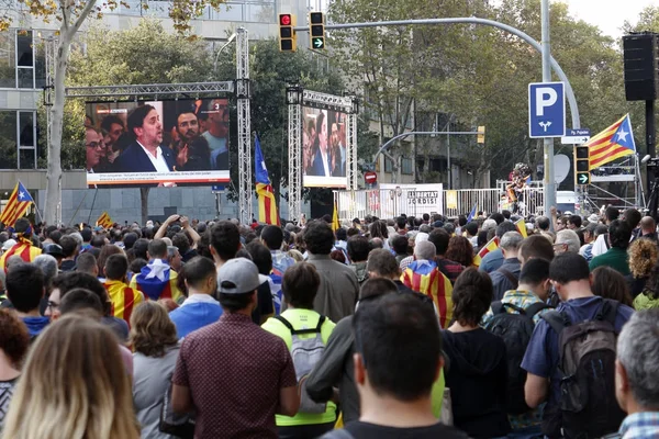 Barcelona, Katalonien, Spanien, 27 oktober 2017: människor firar rösta att förklara självständighet av Catalunya nära Parc de la Ciutadella — Stockfoto