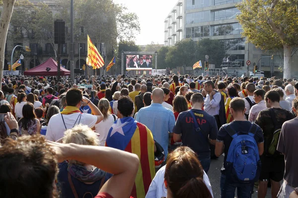 Barcelona, Katalonien, Spanien, 27 oktober 2017: människor firar rösta att förklara självständighet av Catalunya nära Parc de la Ciutadella — Stockfoto