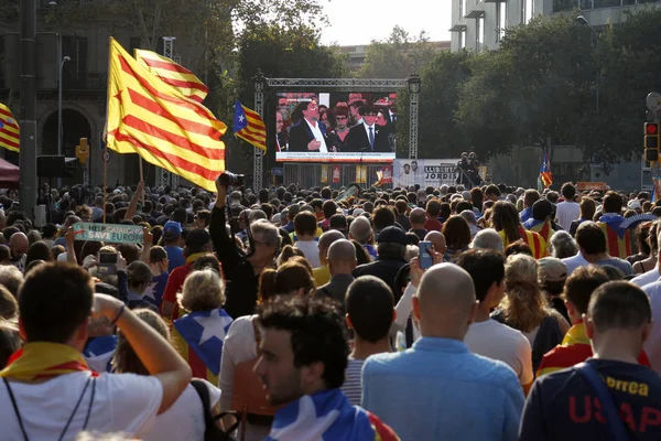 Barcellona, Catalogna, Spagna, 27 ottobre 2017: la gente celebra il voto per dichiarare l'indipendenza della Catalogna vicino al Parc de la Ciutadella — Foto Stock