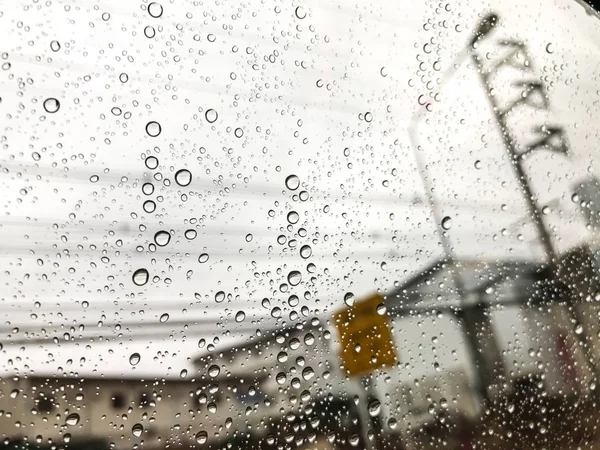 Chuva cair na janela — Fotografia de Stock