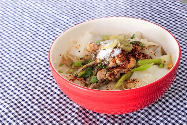 Tagliatelle di pollo in stile thai zuppa — Foto Stock