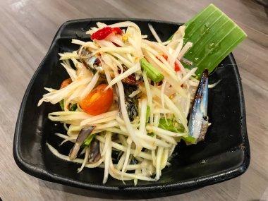 Tay papaya salatası veya Som Tom