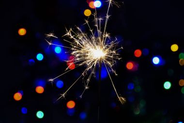 Renkli arka plan ile bir maytap