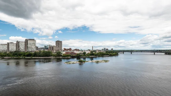 Riverfront and Alexandra Bridge in Gatineau — Stock Photo, Image