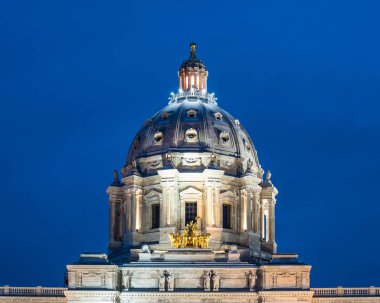 Alacakaranlıkta Minnesota eyalet başkenti kubbe
