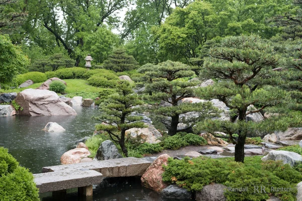 Pont en pierre dans le jardin japonais — Photo
