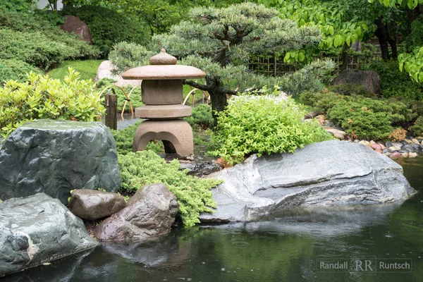 Linterna cerca de Pond en Jardín Japonés — Foto de Stock