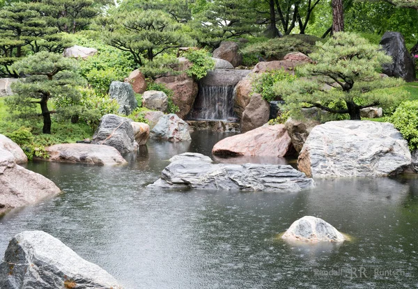 Vodopád v japonské zahradě — Stock fotografie