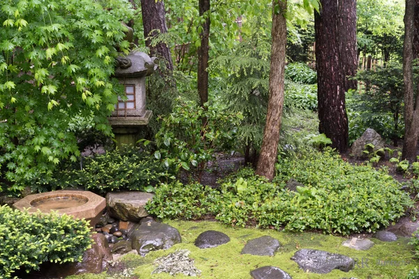 Kamenná lucerna v japonské zahradě — Stock fotografie