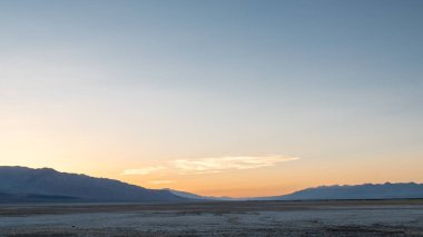 Badwater Havzası gün batımında