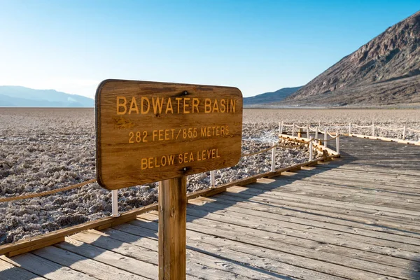 Badwater Havzası tabelaya