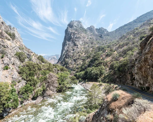 California 'daki Kings Canyon Natioanl Parkı' nda Kükreyen Nehir