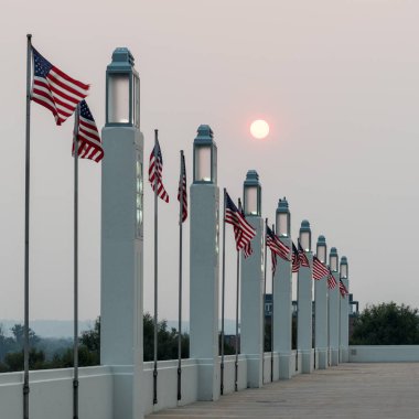 Omaha, Nebraska 'daki Union İstasyonunda Gündoğumunda ABD Bayrak ve Işık Sütunları