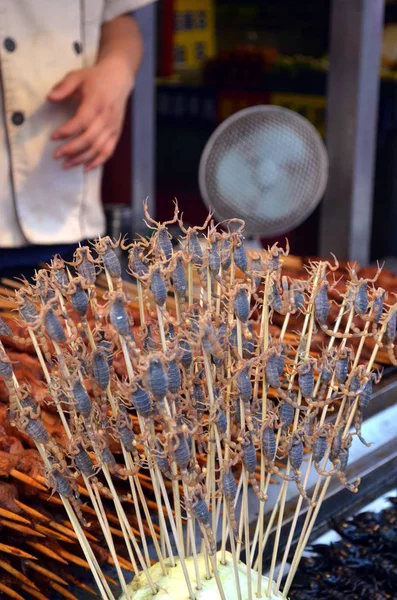 Chinesisches Streetfood in den Hutongs der beijing wangfujing street geröstete Skorpione als Snack Streetfood in China — Stockfoto