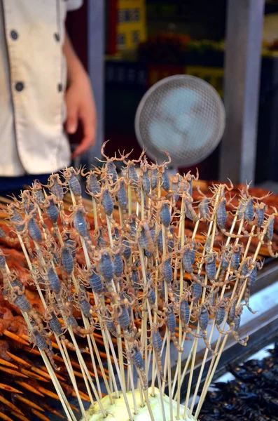 Chinesisches Streetfood in den Hutongs der beijing wangfujing street geröstete Skorpione als Snack Streetfood in China — Stockfoto