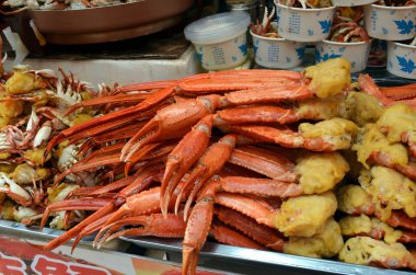 Pişmiş Yengeç olan Çin'deki Wangfujing Caddesi'nde Satılık alışveriş tepsisindeki bacaklar