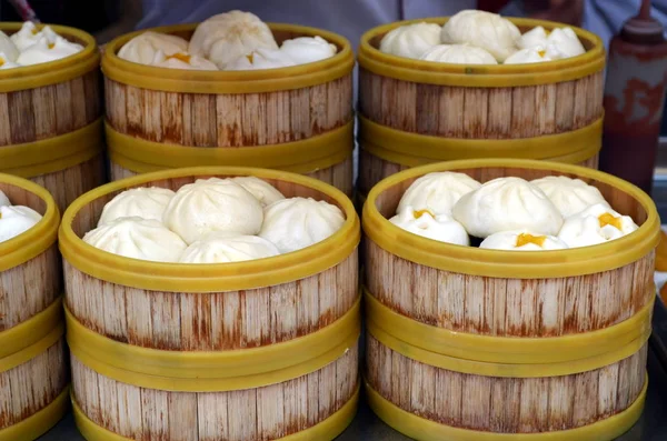 Chinesische Knödel Holzdampfer an der Wangfujing Street in China — Stockfoto