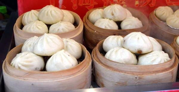 Wangfujing snack street. Street-Food-Stand mit Spezialitäten aus China gedämpfte Knödel in Peking — Stockfoto