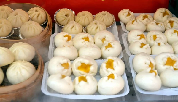 Snack van de Wangfujing Street. Straatvoedsel stand verkopen specialty Chinese Gestoomde Dumplings in Peking — Stockfoto