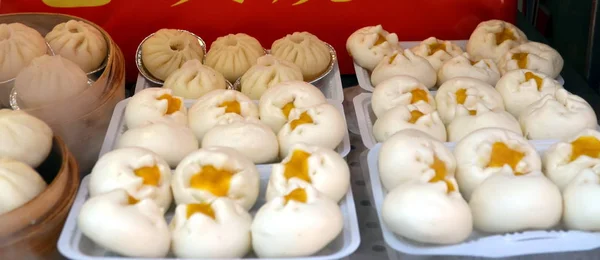 Wangfujing Snack Street. Street food booth selling specialty Chinese Steamed Dumplings in Beijing — Stock Photo, Image