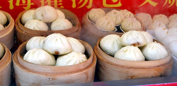 Snack van de Wangfujing Street. Straatvoedsel stand verkopen specialty Chinese Gestoomde Dumplings in Peking — Stockfoto