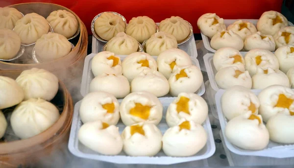Wangfujing snack street. Street-Food-Stand mit Spezialitäten aus China gedämpfte Knödel in Peking — Stockfoto