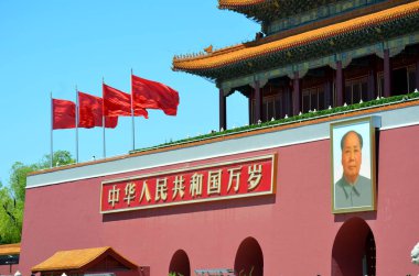 Yasak Şehir (Pekin, Çin ana girişte sallayarak Çin Ulusal bayrak)