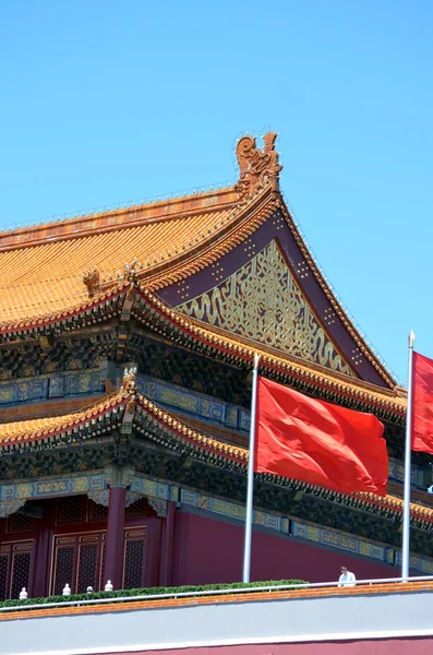 Bandera nacional china ondeando en la entrada principal de la ciudad Prohibida (Beijing, China ) — Foto de Stock
