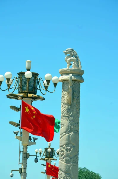 Chinese nationale vlag zwaaien op een heldere dag — Stockfoto