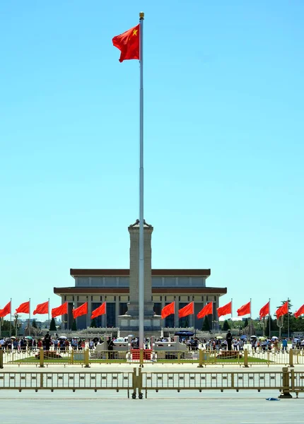 Chinese nationale vlag zwaaien op een heldere dag — Stockfoto