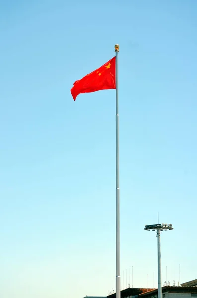 Die chinesische Nationalflagge weht an einem klaren Tag — Stockfoto