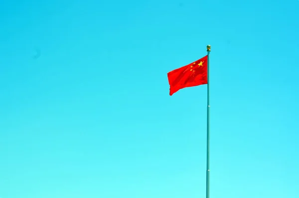 Chiński Flaga narodowa macha w pogodny dzień — Zdjęcie stockowe