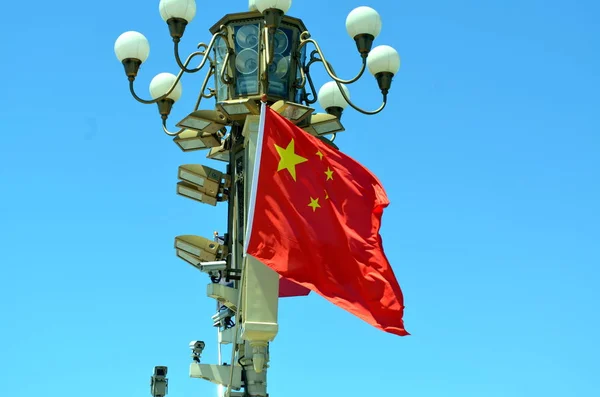 Die chinesische Nationalflagge weht an einem klaren Tag — Stockfoto