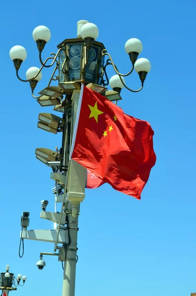 Die chinesische Nationalflagge weht an einem klaren Tag — Stockfoto