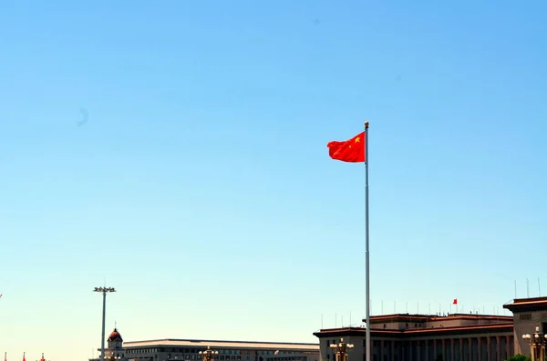 Čínská státní vlajka mávání za jasného dne — Stock fotografie