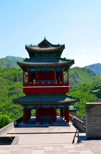 A Grande Muralha da China e montanhas — Fotografia de Stock