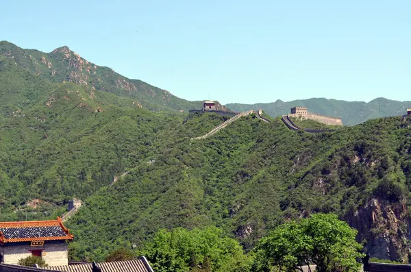 A Grande Muralha da China e montanhas — Fotografia de Stock