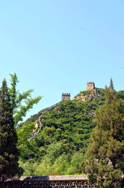 A Grande Muralha da China e montanhas — Fotografia de Stock