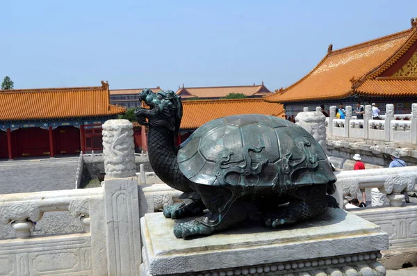 Tortuga de bronce en el palacio imperial que representa el poder y la larga vida Ciudad prohibida en Beijing China — Foto de Stock
