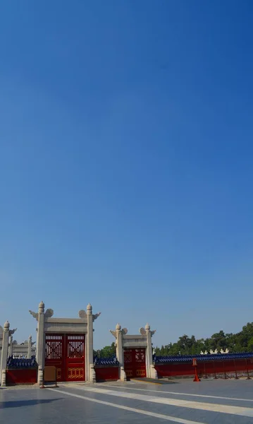 Old red wooden gate in The Temple of Heaven, Beijing, China. Chinese traditional designs (Qing dynasty style) — Stock Photo, Image