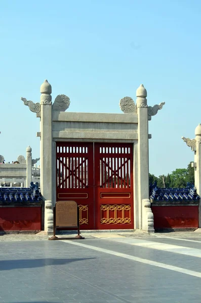 天壇、北京、中国の古い赤い木製の門。中国の伝統的なデザイン (清王朝スタイル) — ストック写真