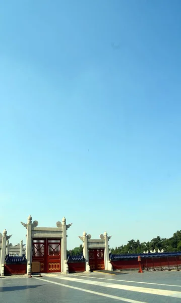 天壇、北京、中国の古い赤い木製の門。中国の伝統的なデザイン (清王朝スタイル) — ストック写真