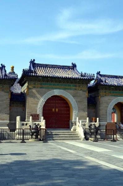 Velho portão de madeira vermelho no Templo do Céu, Pequim, China. Desenhos tradicionais chineses (estilo dinastia Qing ) — Fotografia de Stock