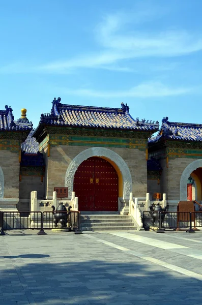 Starý červený dřevěnou brankou v The Temple of Heaven, Peking, Čína. Čínská tradiční vzory (Qing dynastie styl) — Stock fotografie