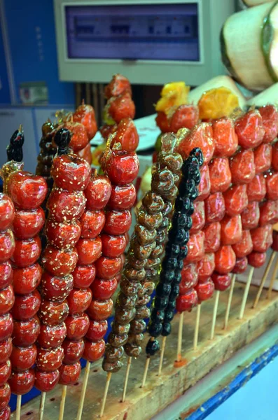Hutongs의 베이징 왕푸징 거리에서 중국 길거리 음식 — 스톡 사진
