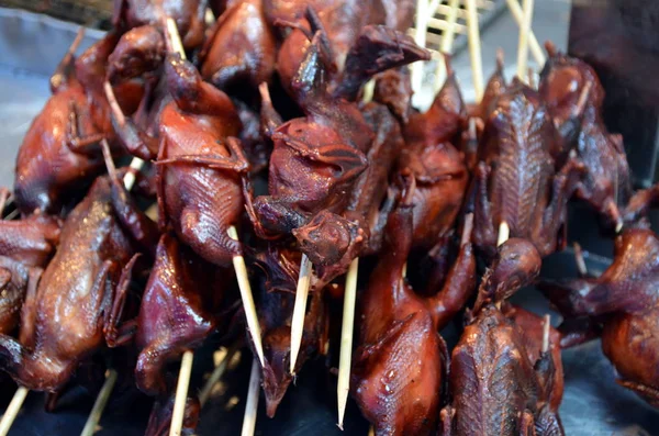 Grill-Hühnerflügel an der Wangfujiang Street in China — Stockfoto